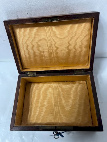 Boite a bijoux Napoléon III en acajou et marqueterie de bois clair XX siècle