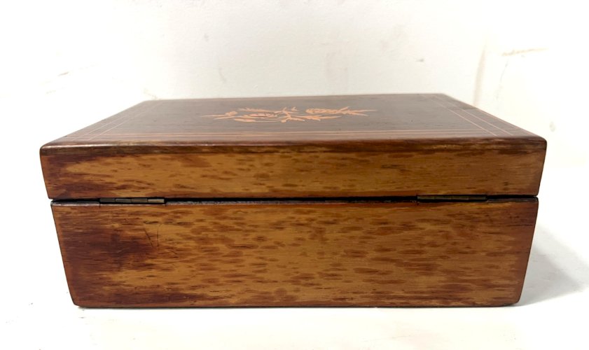 Boite a bijoux Napoléon III en acajou et marqueterie de bois clair XX siècle