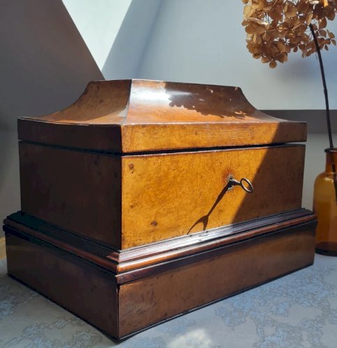 Boite à bijoux ou coffret à tiroir secret avec sa clé époque Napoléon