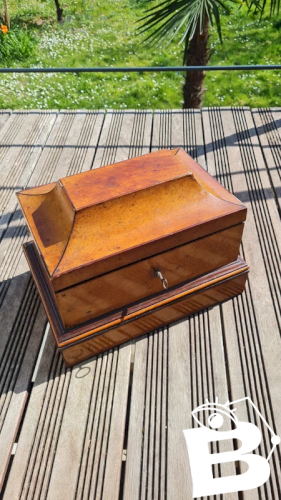 Boite à bijoux ou coffret à tiroir secret avec sa clé époque Napoléon