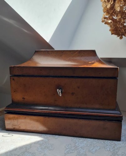 Boite à bijoux ou coffret à tiroir secret avec sa clé époque Napoléon