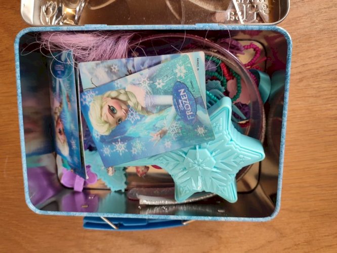 Boite à biscuit reine des neiges avec accessoires divers