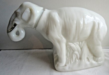 Boite à bonbons XIXème, sculpture barbotine: rare ELEPHANT en opaline blanche
