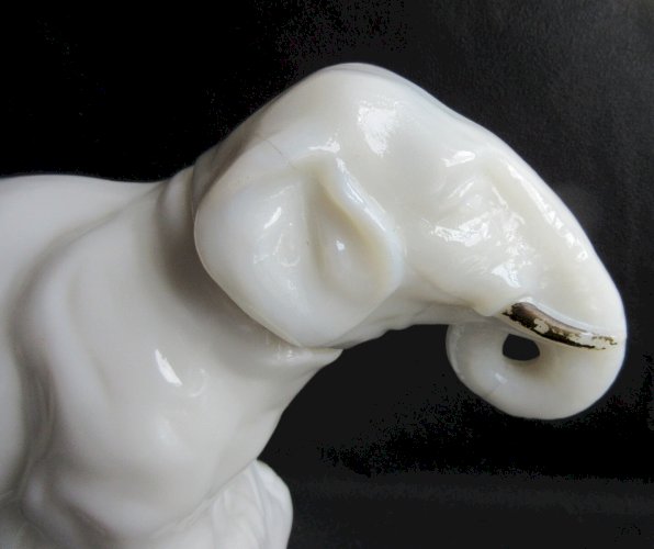 Boite à bonbons XIXème, sculpture barbotine: rare ELEPHANT en opaline blanche