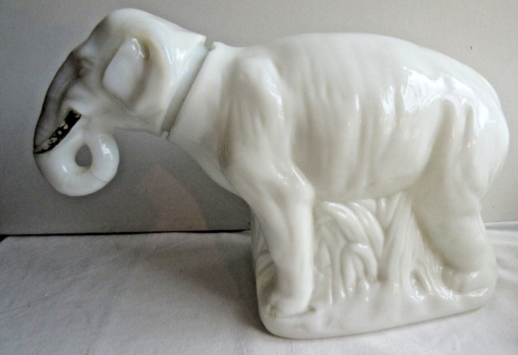 Boite à bonbons XIXème, sculpture barbotine: rare ELEPHANT en opaline blanche
