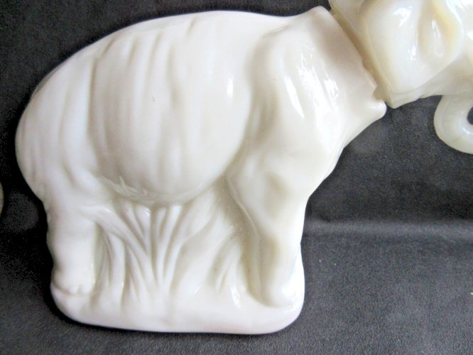 Boite à bonbons XIXème, sculpture barbotine: rare ELEPHANT en opaline blanche