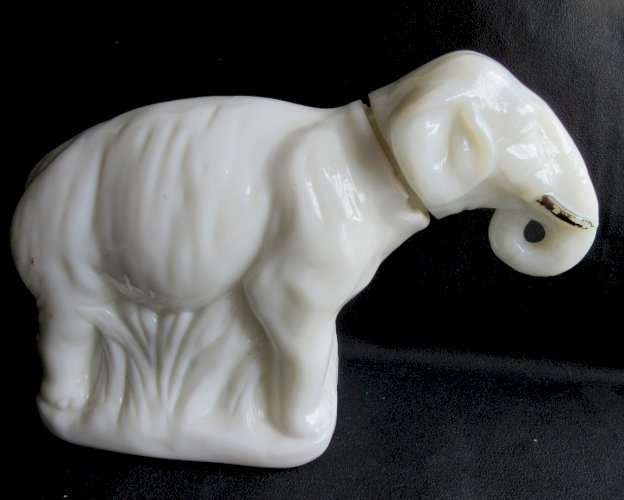 Boite à bonbons XIXème, sculpture barbotine: rare ELEPHANT en opaline blanche
