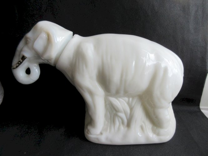 Boite à bonbons XIXème, sculpture barbotine: rare ELEPHANT en opaline blanche