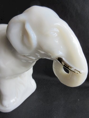 Boite à bonbons XIXème, sculpture barbotine: rare ELEPHANT en opaline blanche
