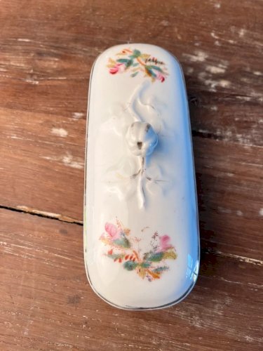 Boîte à brosses en porcelaine décor roses mousse