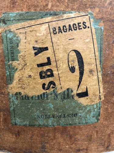 Boîte à chapeau ancienne – bois XIXe – étiquette chemin de fer – publicité