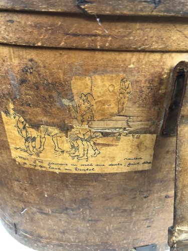 Boîte à chapeau ancienne – bois XIXe – étiquette chemin de fer – publicité