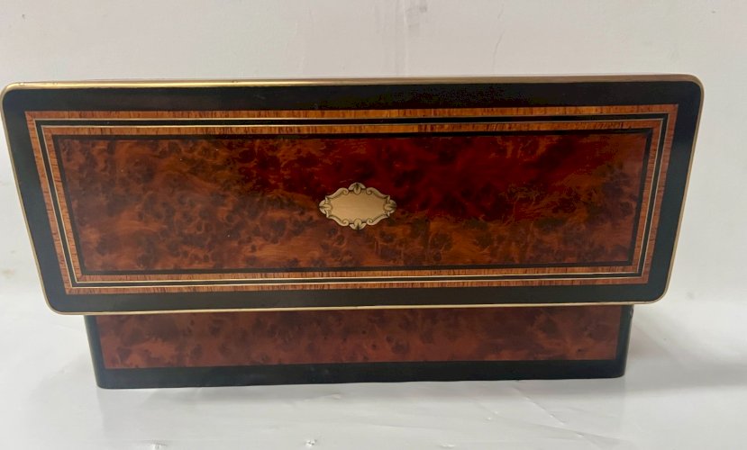 Boite A Gant En loupe de thuya Napoléon III Marqueterie Boulle XIX siècle