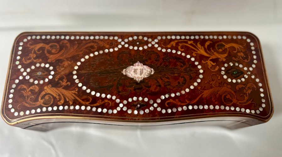 Boite A Gant En loupe de thuya Napoléon III Marqueterie Boulle . XIX siècle .