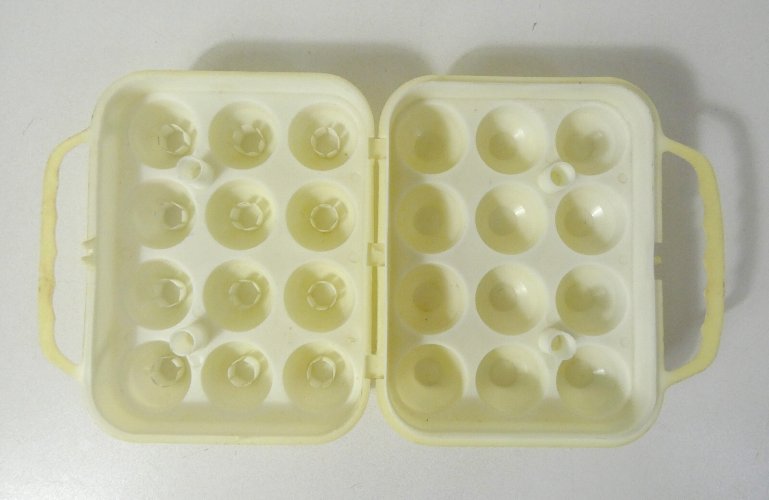 boite à oeufs jaune vintage