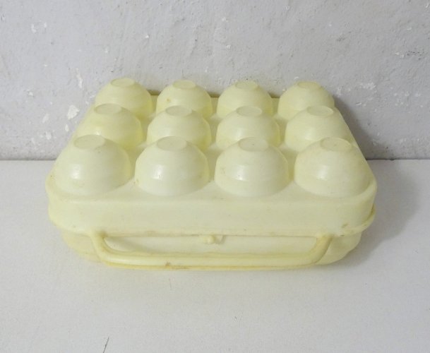 boite à oeufs jaune vintage