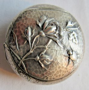 Art Nouveau pillbox in solid silver, 31 grams, engraved with a flower.