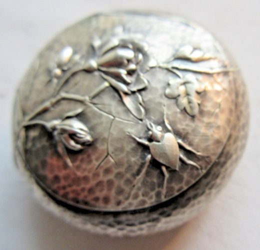 Boite à pilules Art Nouveau en argent massif, 31 grs, ciselée d'une fleur