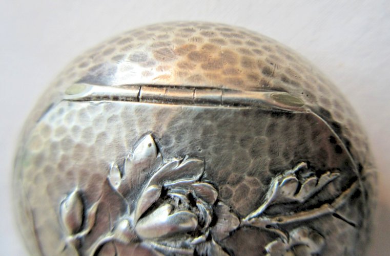 Boite à pilules Art Nouveau en argent massif, 31 grs, ciselée d'une fleur