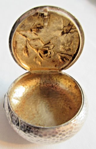 Boite à pilules Art Nouveau en argent massif, 31 grs, ciselée d'une fleur