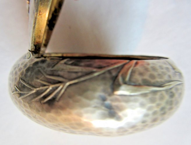 Boite à pilules Art Nouveau en argent massif, 31 grs, ciselée d'une fleur