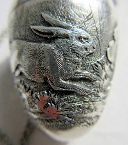 Boite à pilules en pendentif Argent massif Oeuf de Pâques: Lièvre et chou, 23 gr