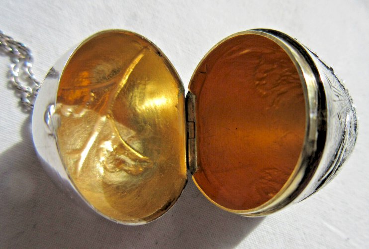 Boite à pilules en pendentif Argent massif Oeuf de Pâques: Lièvre et chou, 23 gr