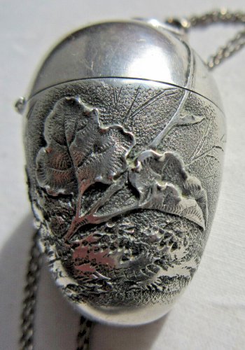 Boite à pilules en pendentif Argent massif Oeuf de Pâques: Lièvre et chou, 23 gr