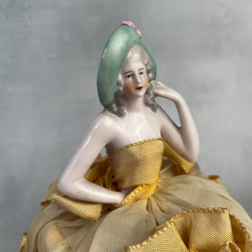 Boite à poudre ancienne cachottière demi figurine femme porcelaine ~ 1920 / 1930