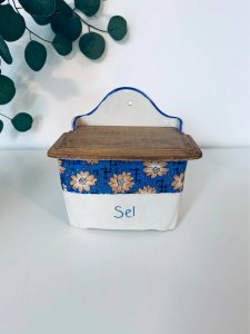 Boîte à Sel Murale Art Déco – Faïence & Couvercle Bois