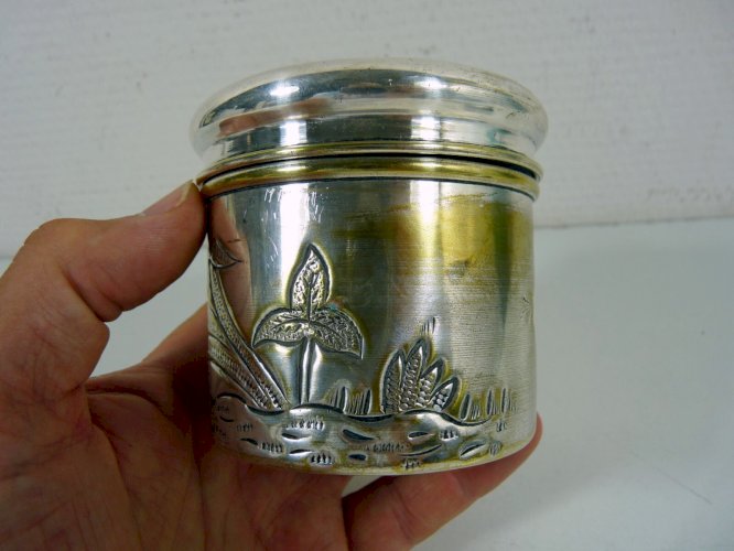 Boîte à Tabac Métal Argenté Art Nouveau Décor Repoussé de Fleurs