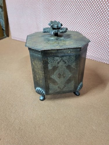 BOITE A THE A COUVERCLE EN LAITON PATINEE