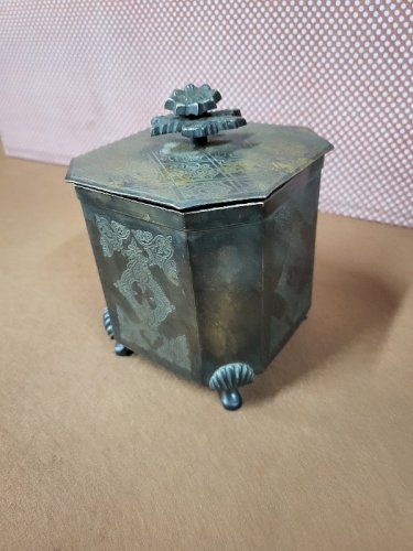 BOITE A THE A COUVERCLE EN LAITON PATINEE