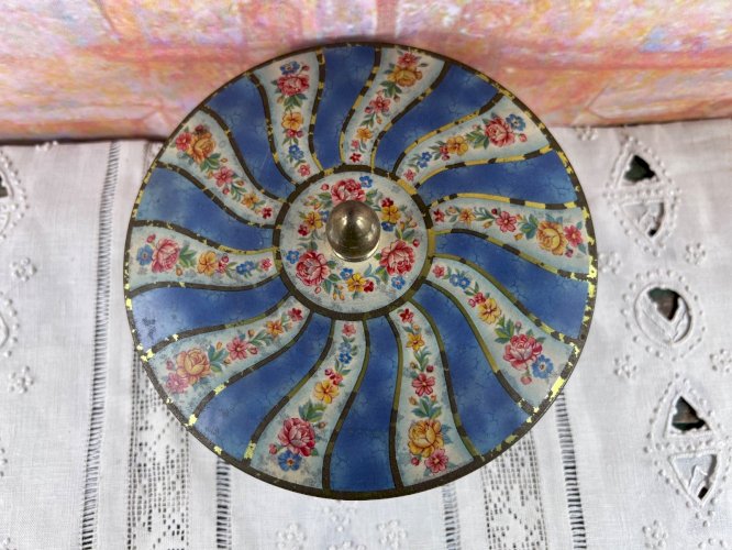 Boîte ancienne en métal peint décor floral – Bonbonnière – Fin XIXe