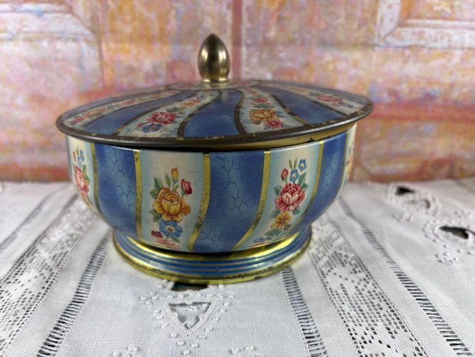 Boîte ancienne en métal peint décor floral – Bonbonnière – Fin XIXe