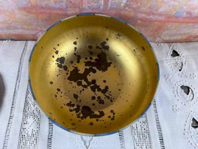 Boîte ancienne en métal peint décor floral – Bonbonnière – Fin XIXe