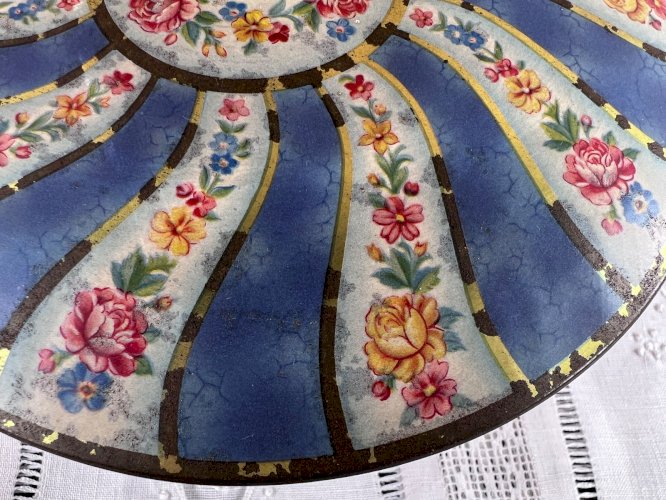 Boîte ancienne en métal peint décor floral – Bonbonnière – Fin XIXe