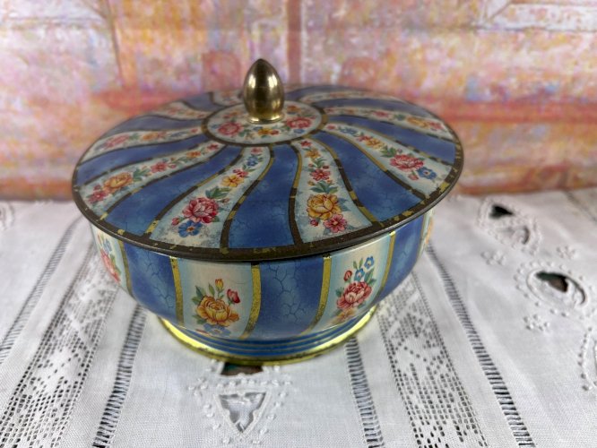 Boîte ancienne en métal peint décor floral – Bonbonnière – Fin XIXe