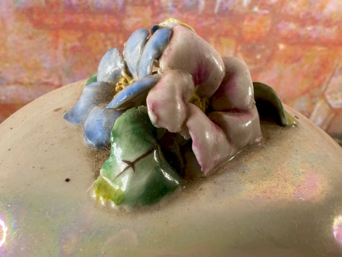 Boîte ancienne porcelaine irisée JP Limoges fleurs relief Belle Époque