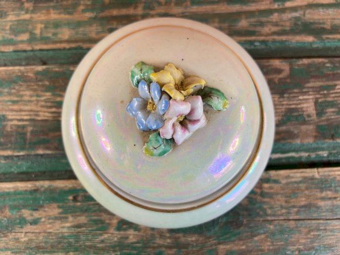 Boîte ancienne porcelaine irisée JP Limoges fleurs relief Belle Époque