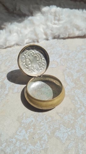 Boite ancienne - poudrier - pilulier -style baroque