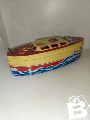 boite annee 60-70 en metal en forme de bateau en bon etat