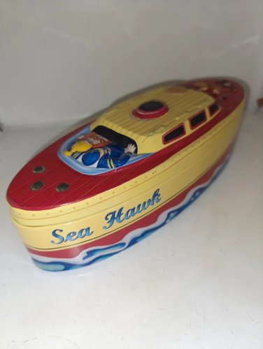 boite annee 60-70 en metal en forme de bateau en bon etat