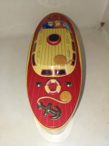 boite annee 60-70 en metal en forme de bateau en bon etat