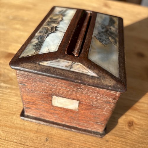 Boîte asiatique ancienne en bois exotique et nacre gravée, mécanisme secret