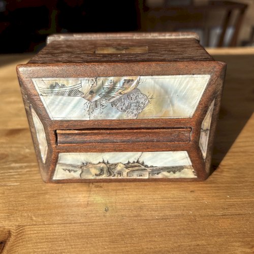 Boîte asiatique ancienne en bois exotique et nacre gravée, mécanisme secret