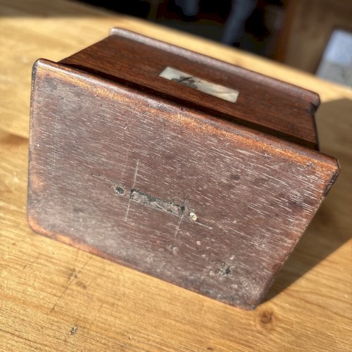 Boîte asiatique ancienne en bois exotique et nacre gravée, mécanisme secret