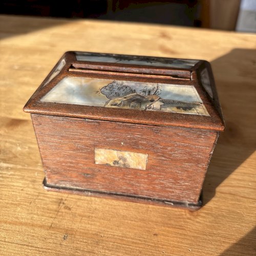 Boîte asiatique ancienne en bois exotique et nacre gravée, mécanisme secret
