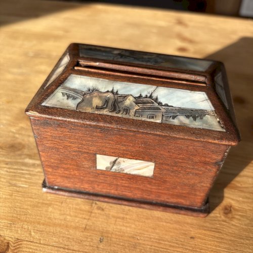Boîte asiatique ancienne en bois exotique et nacre gravée, mécanisme secret