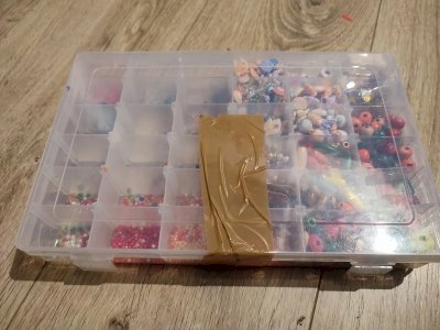 Boite avec perle et autres pour bijoux en bon état